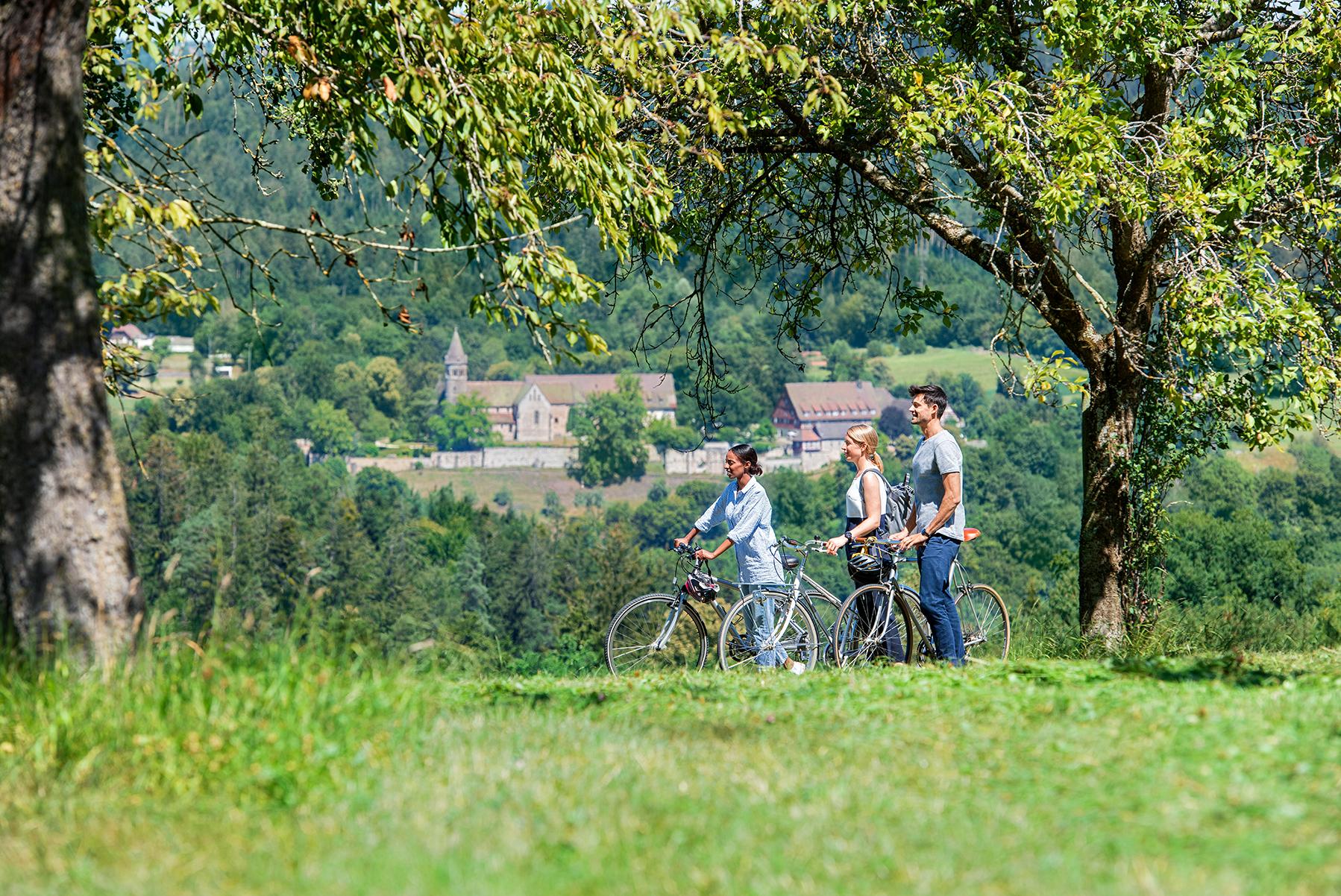 Kloster Lorch, Radfahrer mit Kloster Lorch im Hintergrund