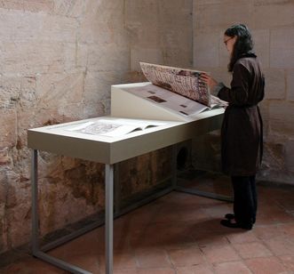 Besucherin in der Dauerausstellung in Kloster Lorch