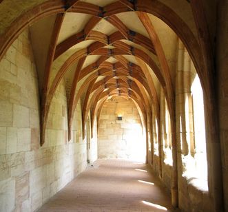 Kreuzgang von Kloster Lorch mit gotischem Gewölbe