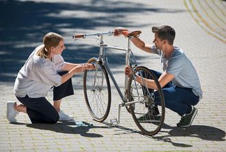 Kloster Lorch, zwei junge Radfahrer reparieren ein Fahrrad