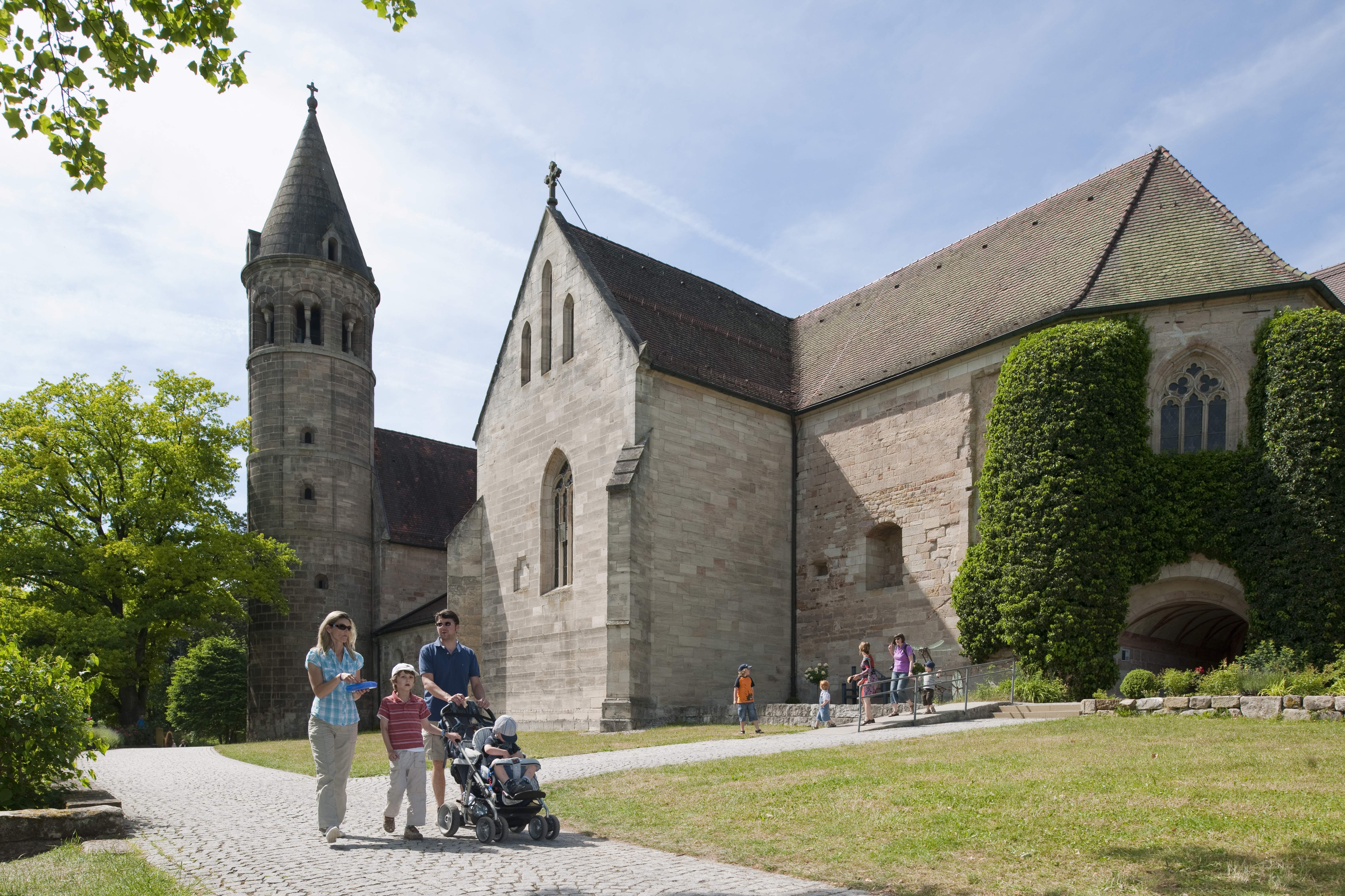 Kloster Lorch, Außenansicht mit Besuchern 