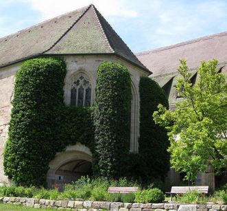Chorgebäude von Kloster Lorch vom Innenhof aus mit Kreuzgangflügel