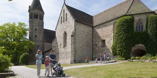 Kloster Lorch, Außenansicht mit Besuchern 