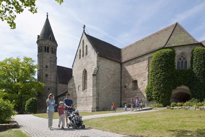 Kloster Lorch, Außenansicht mit Besuchern 