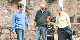 Familie auf Besichtigung