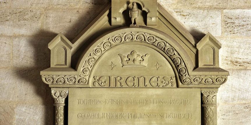 Gedenktafel für Irene von Schwaben von 1898 an der Innenwand der Klosterkirche Lorch