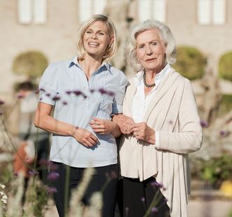 Zwei Damen bei Besichtigung