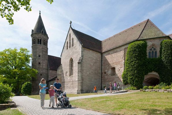 Kloster Lorch, Besucher beim Spaziergang über das Klostergelände